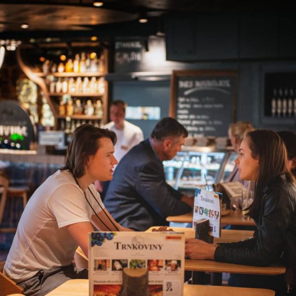 Večerní posezení v baru