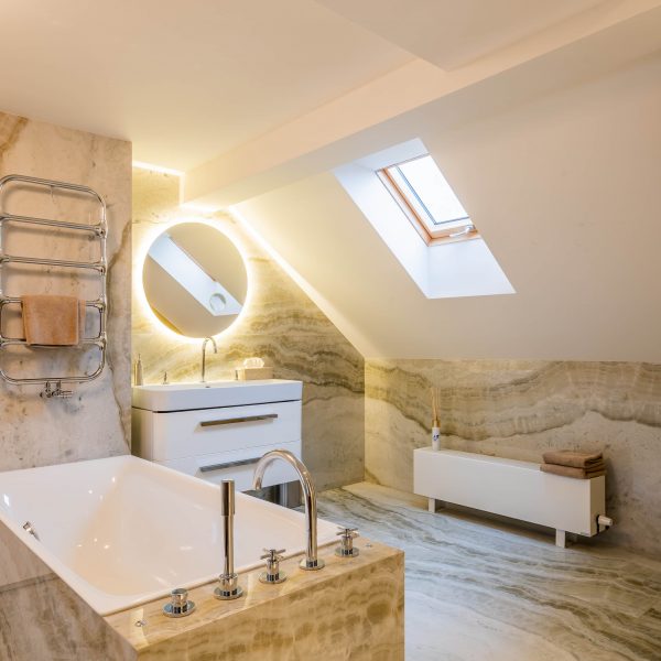 Koupelna s výhledem na Pražský hrad